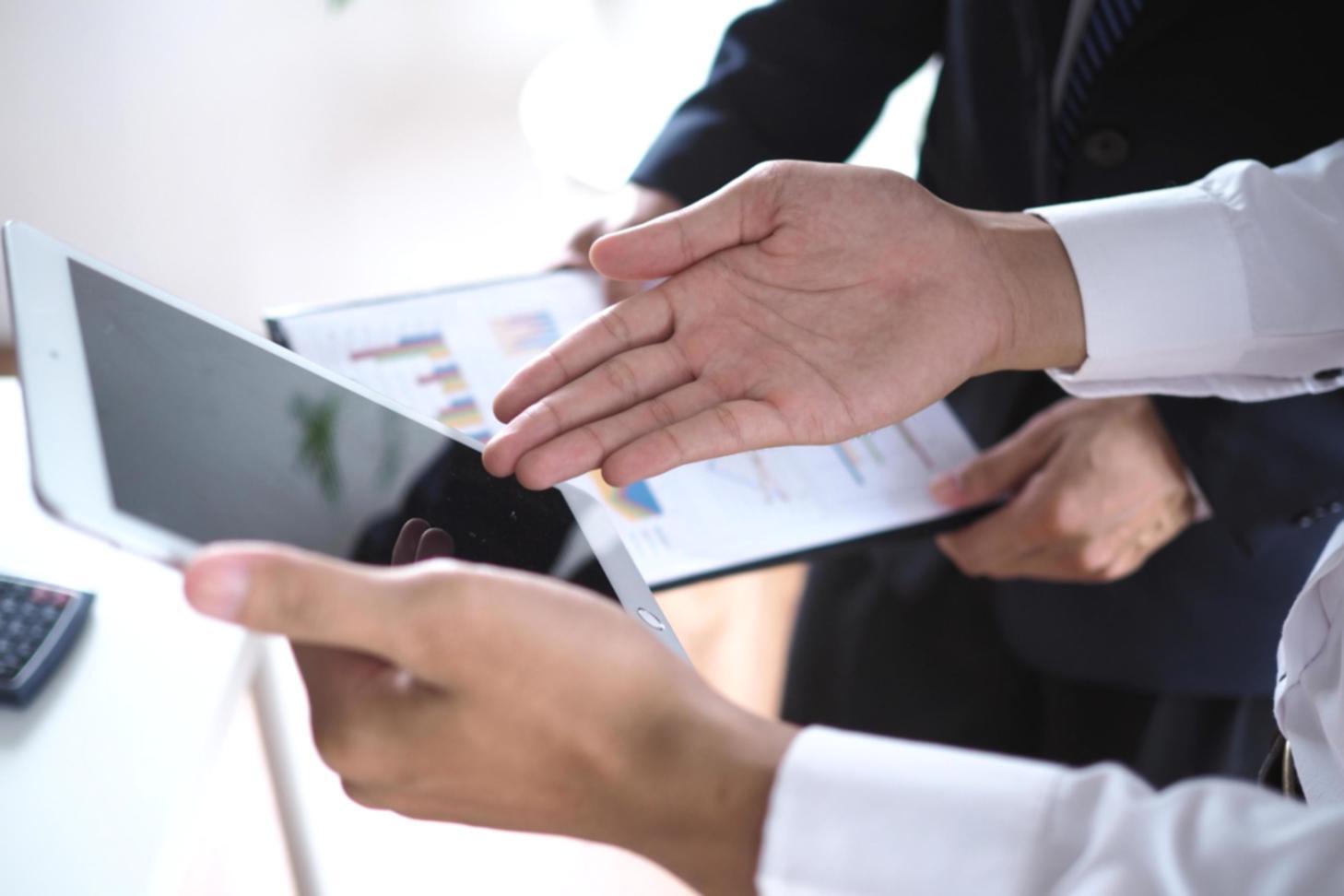 Équipe travaillant sur la consolidation budgétaire